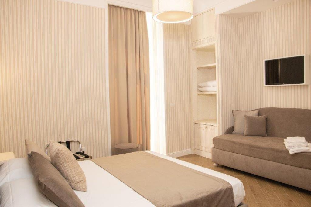 Florita Napoli Hotel ภายนอก รูปภาพ