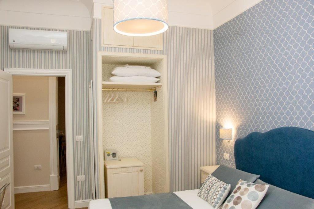 Florita Napoli Hotel ภายนอก รูปภาพ