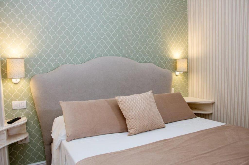 Florita Napoli Hotel ภายนอก รูปภาพ
