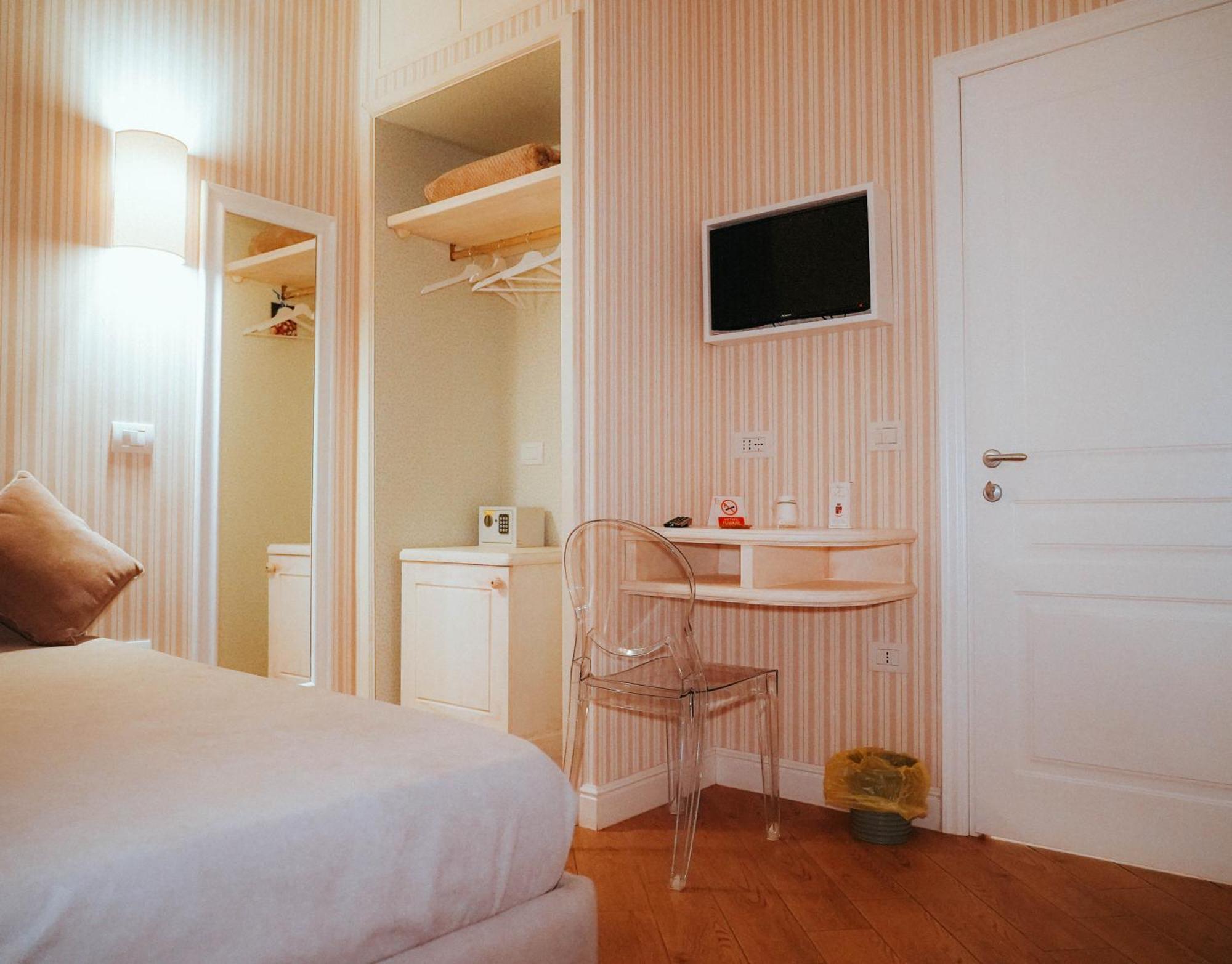 Florita Napoli Hotel ภายนอก รูปภาพ