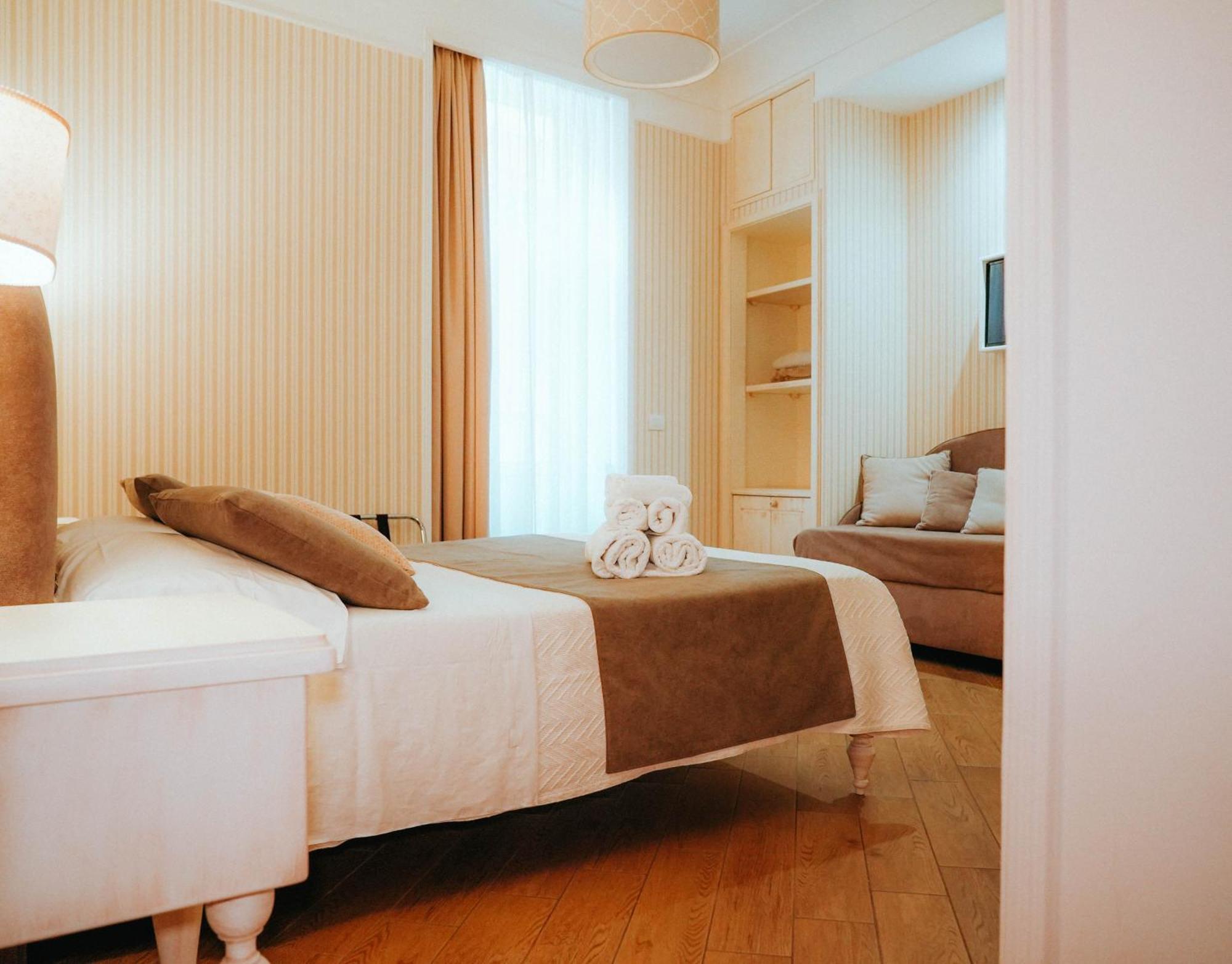 Florita Napoli Hotel ภายนอก รูปภาพ