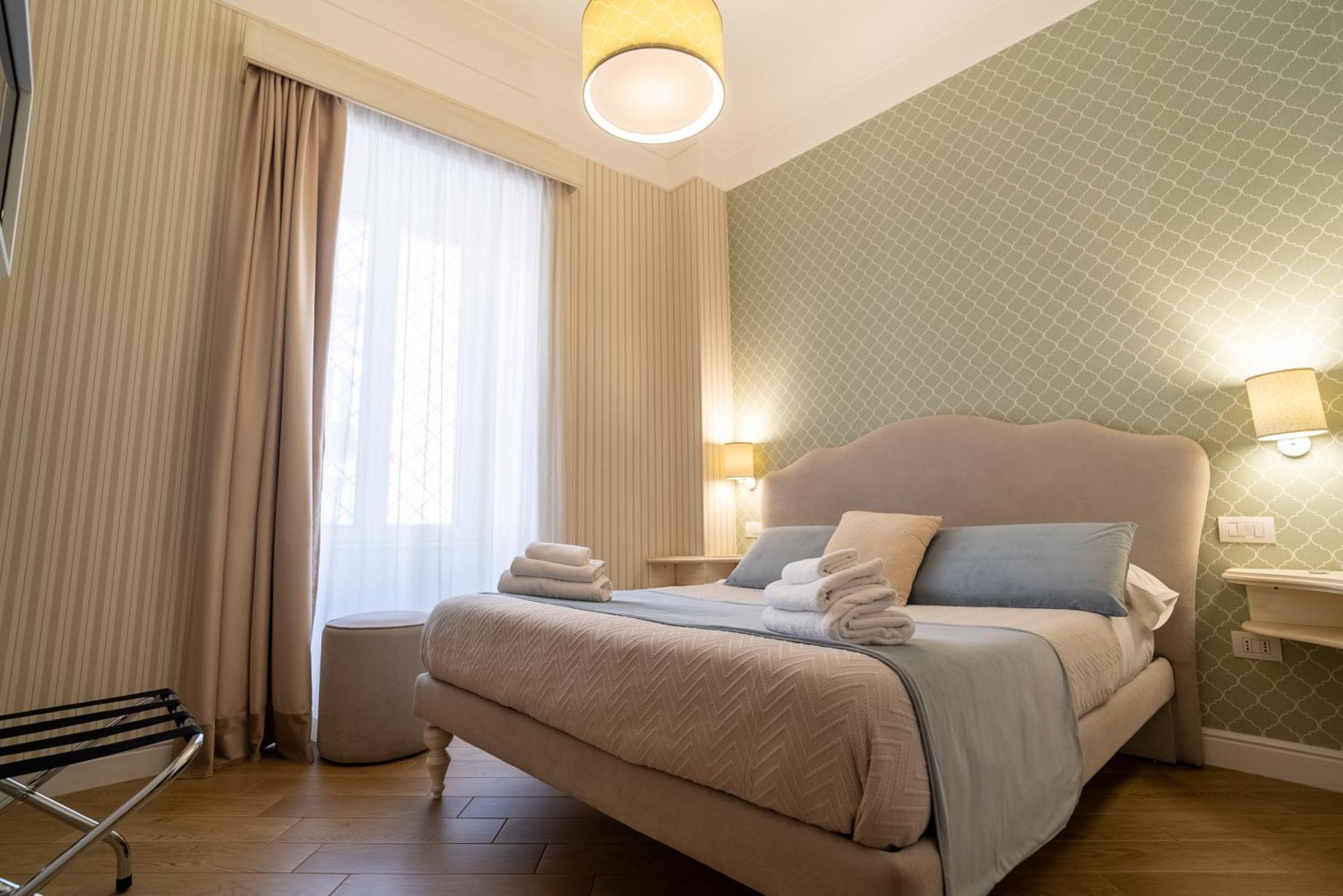 Florita Napoli Hotel ภายนอก รูปภาพ