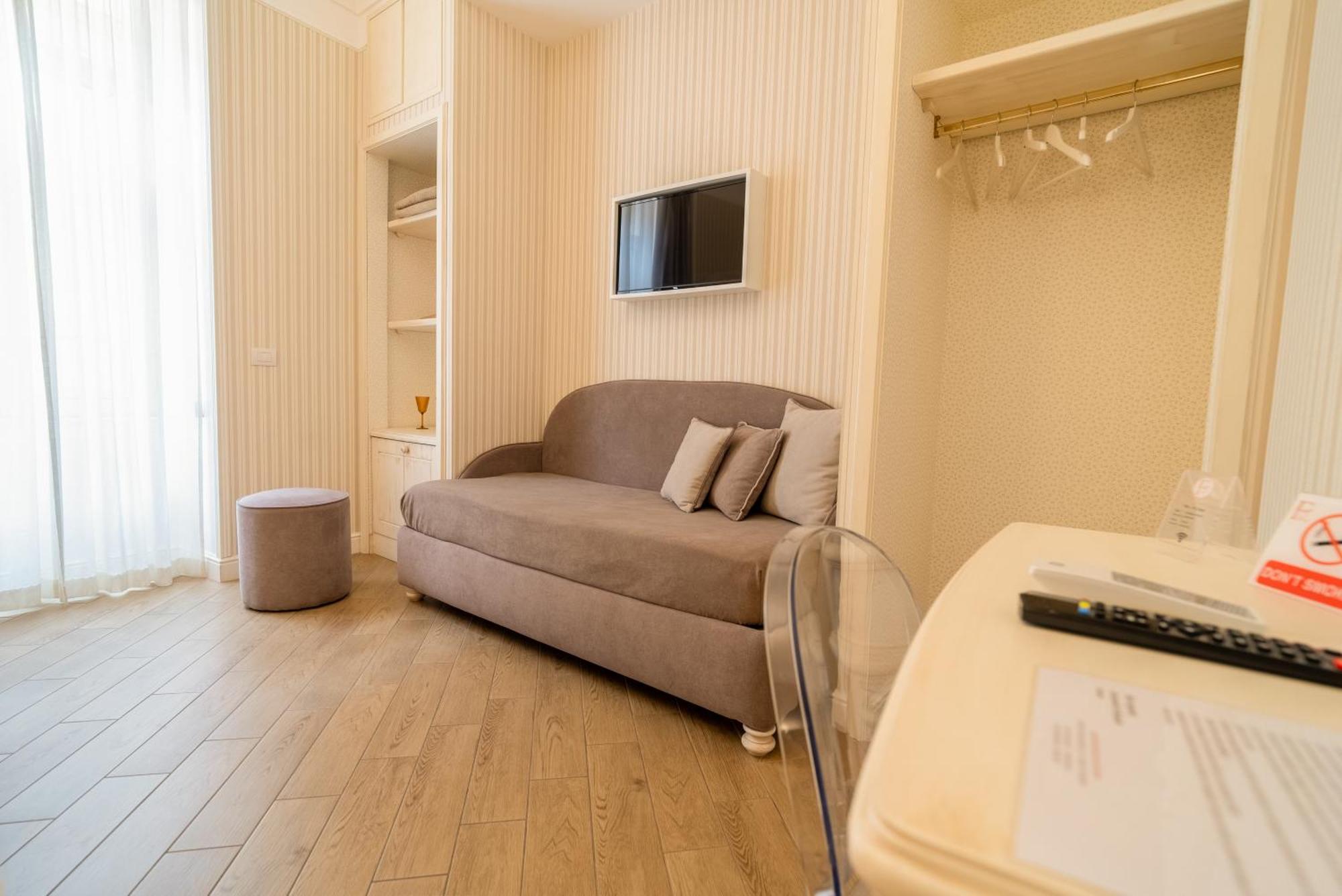 Florita Napoli Hotel ภายนอก รูปภาพ