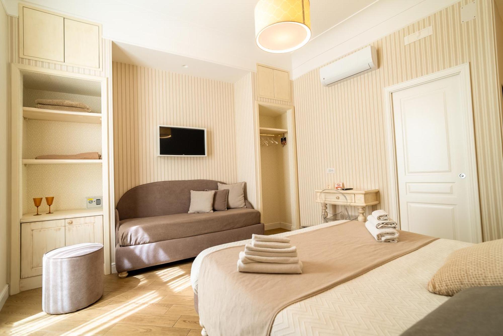 Florita Napoli Hotel ภายนอก รูปภาพ