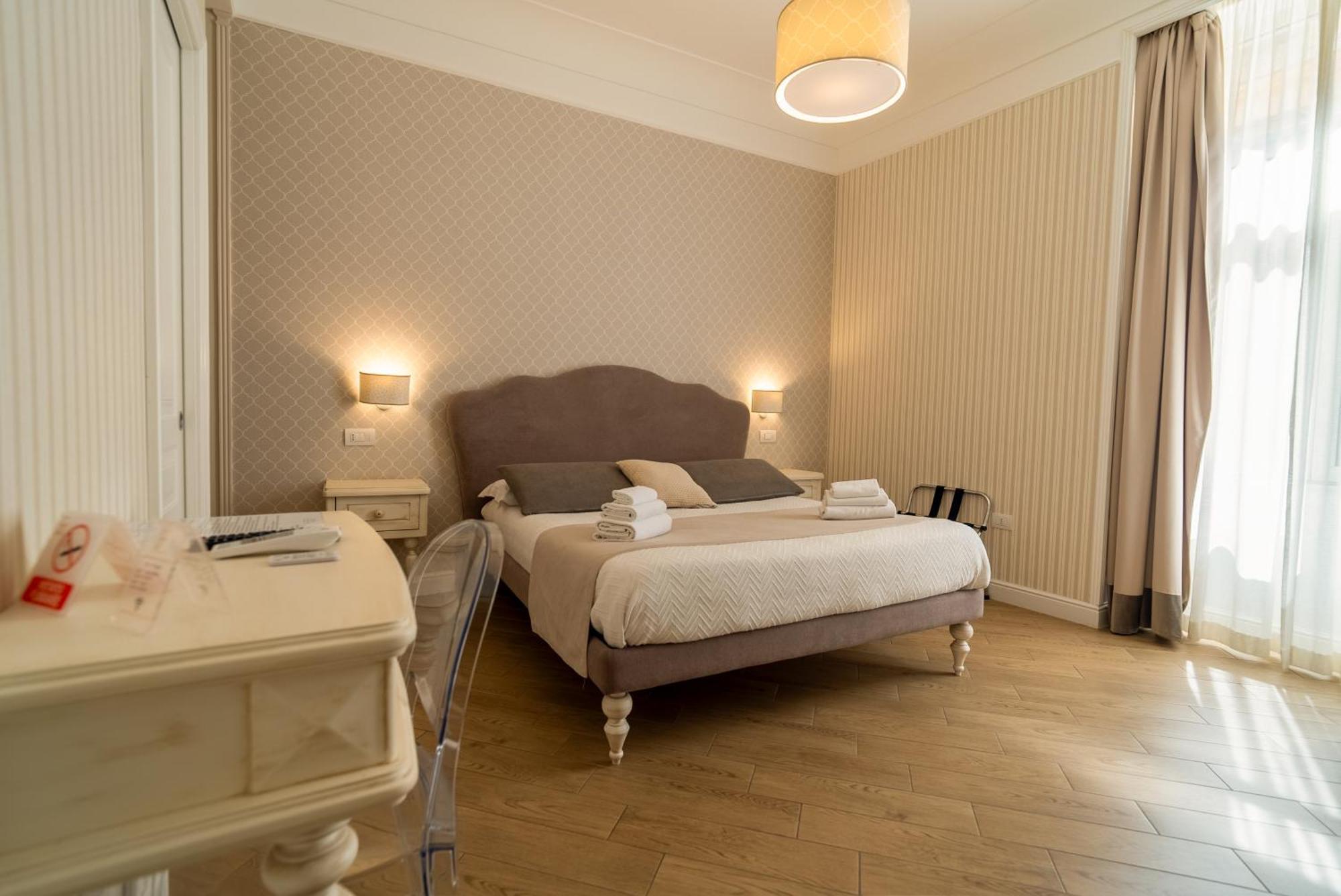 Florita Napoli Hotel ภายนอก รูปภาพ