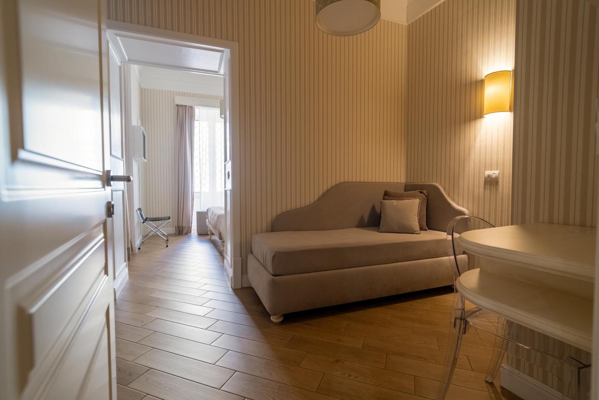 Florita Napoli Hotel ภายนอก รูปภาพ