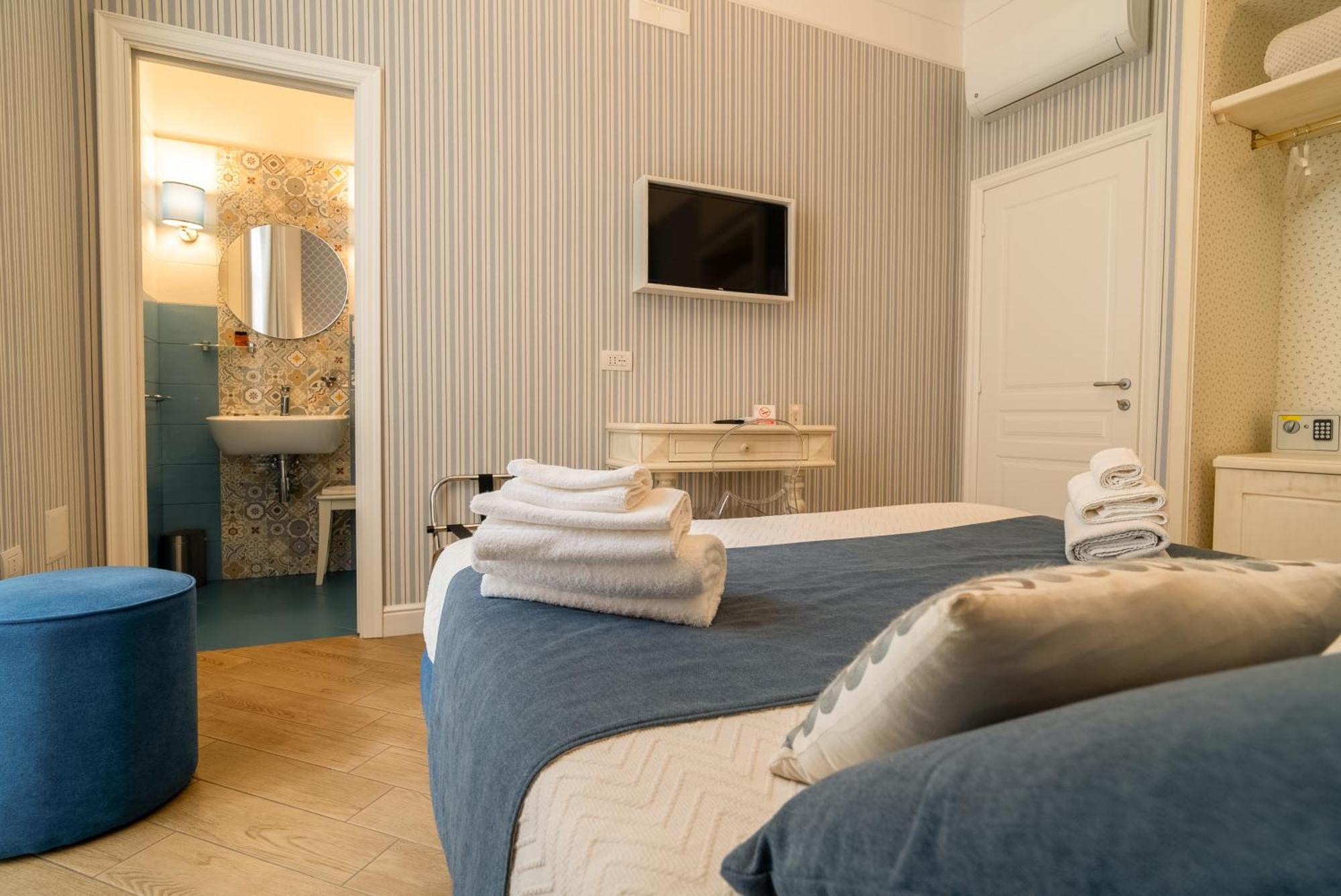 Florita Napoli Hotel ภายนอก รูปภาพ