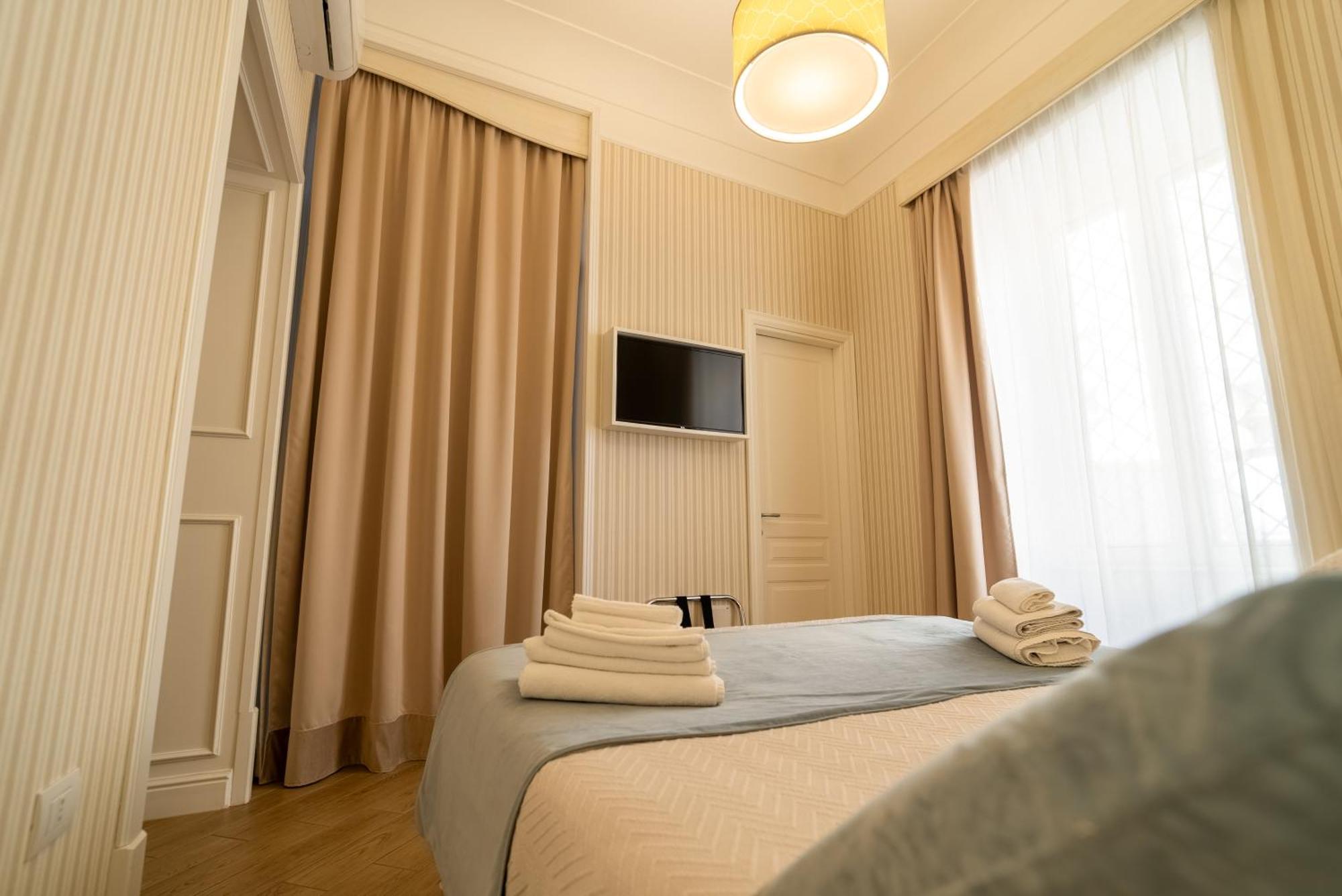 Florita Napoli Hotel ภายนอก รูปภาพ