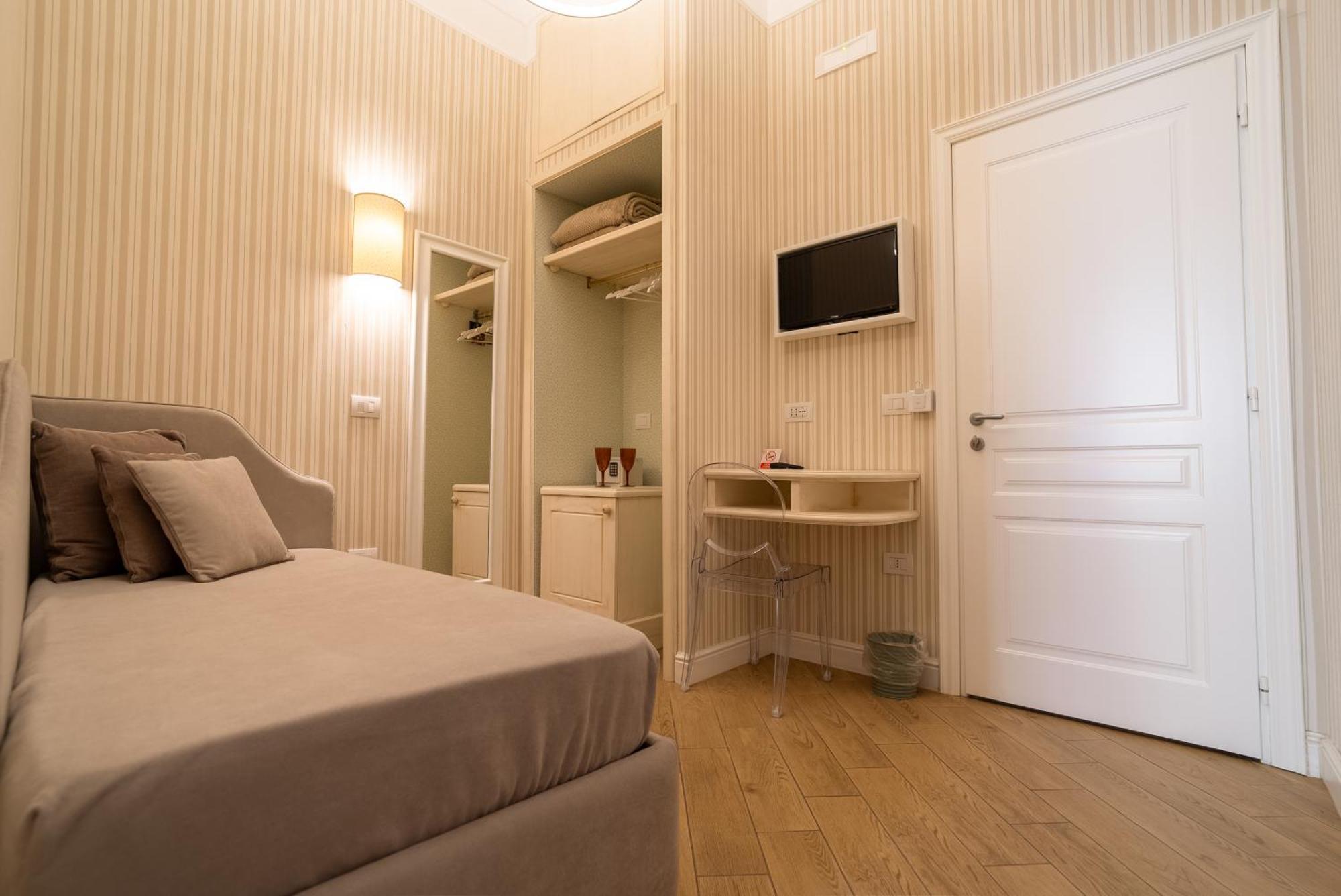 Florita Napoli Hotel ภายนอก รูปภาพ