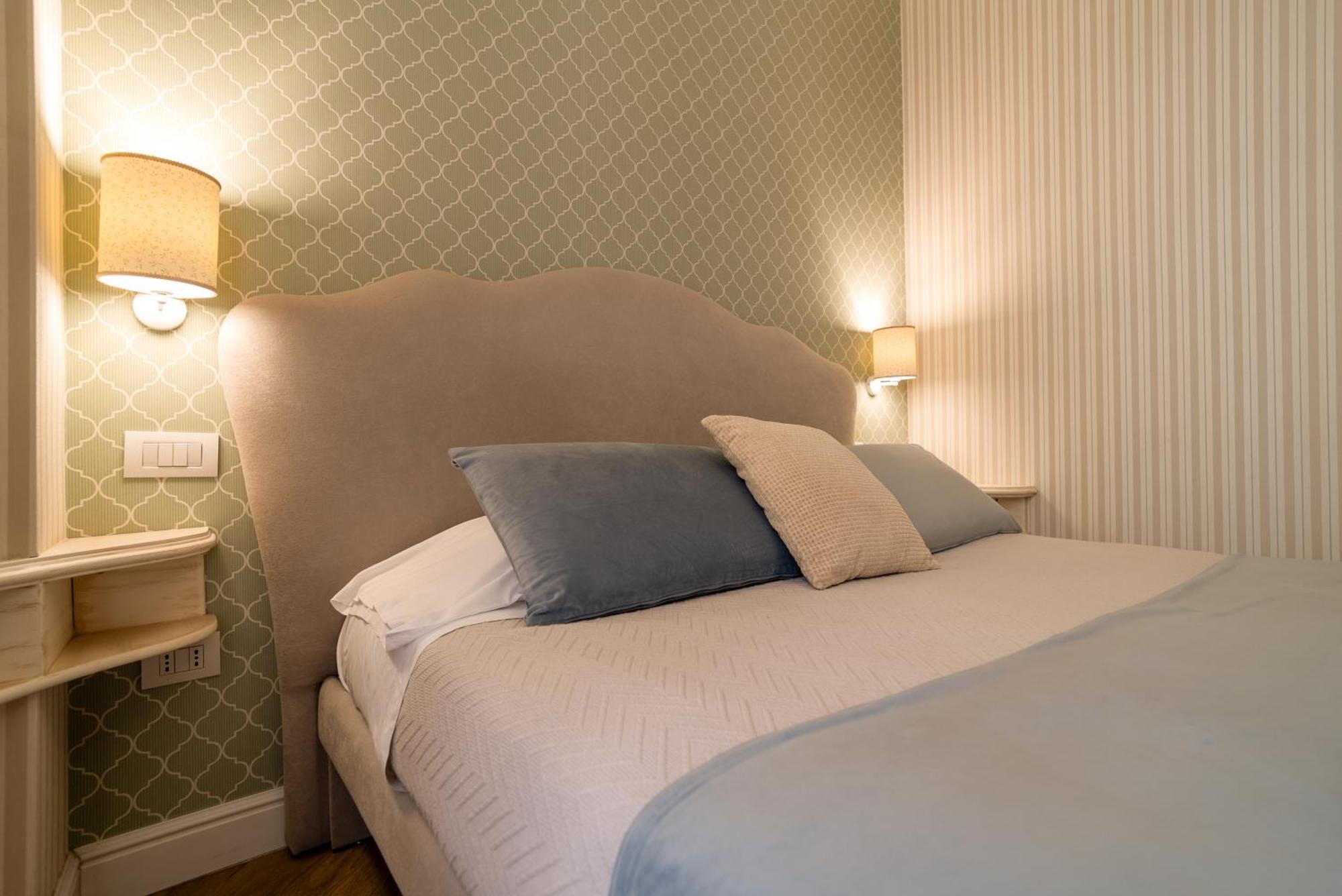 Florita Napoli Hotel ภายนอก รูปภาพ