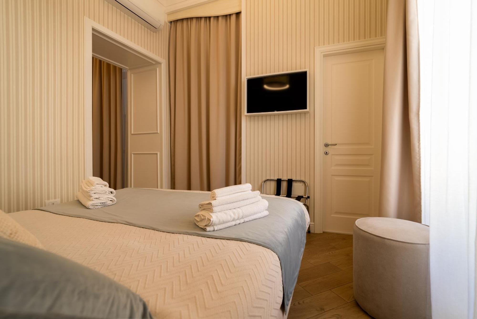 Florita Napoli Hotel ภายนอก รูปภาพ