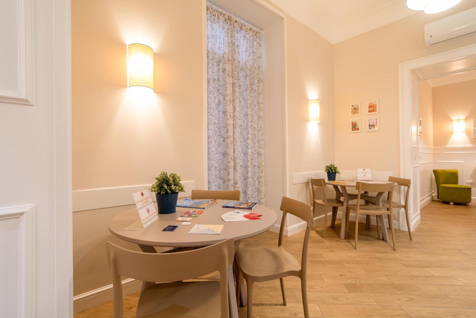 Florita Napoli Hotel ภายนอก รูปภาพ